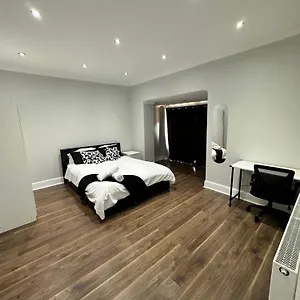Maison d'hôtes Black & White Double Bedroom